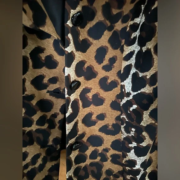 Leopard print jacket with bell sleeves w/3 buttons & black lining. - Picture 2 of 4